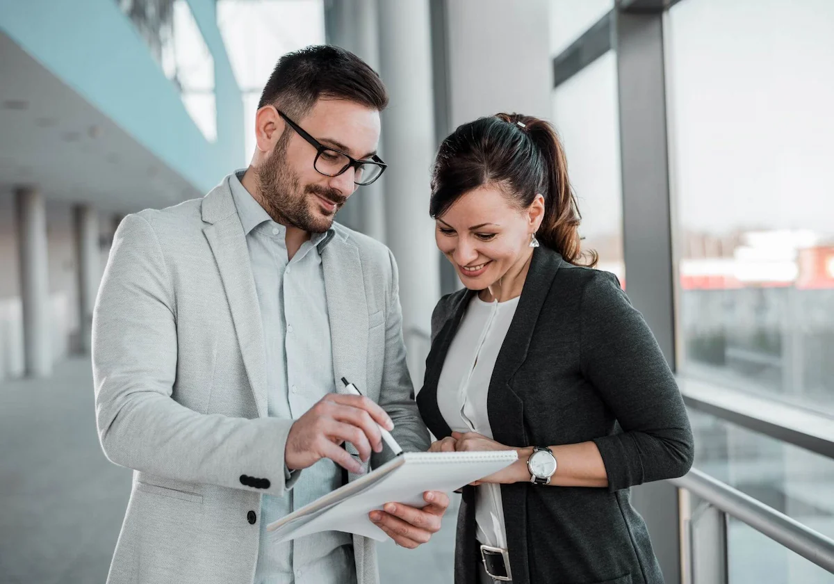 Man and woman discussing the best behavioral healthcare digital marketing strategies